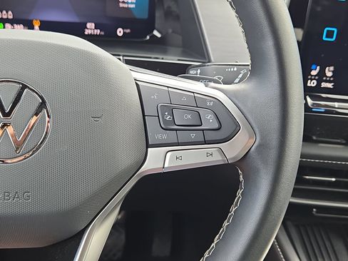 Used 2025 Volkswagen Atlas Cross Sport SE FWD image 21