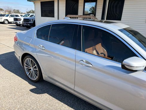 Used 2019 BMW 530i w/ Convenience Package image 9
