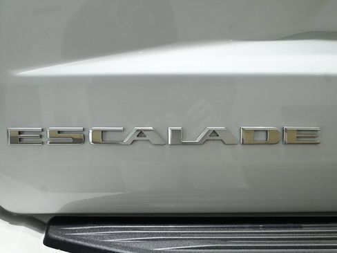 Used 2025 Cadillac Escalade ESV V image 25