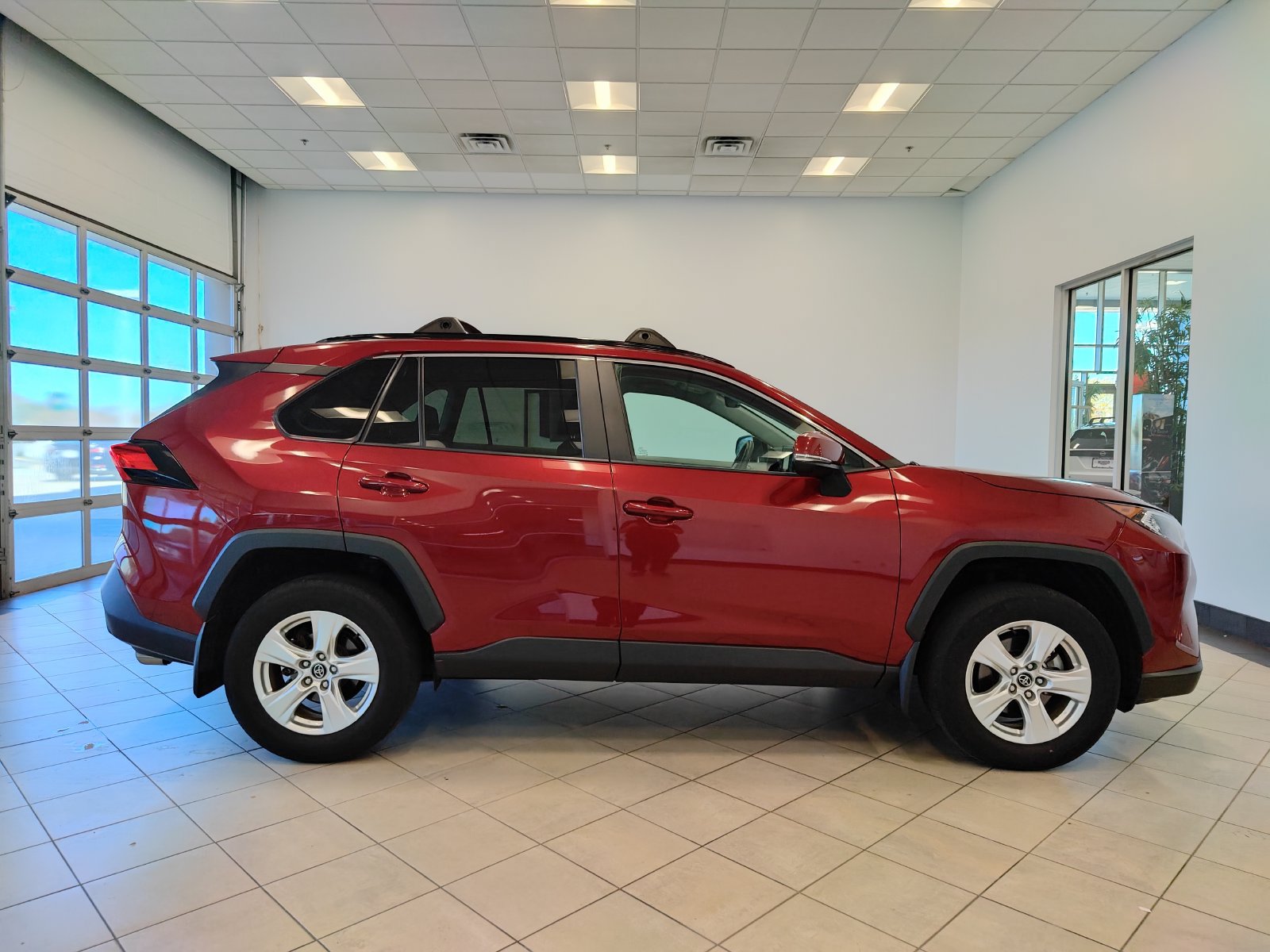 Used 2021 Toyota RAV4 XLE AWD/4WD image 2