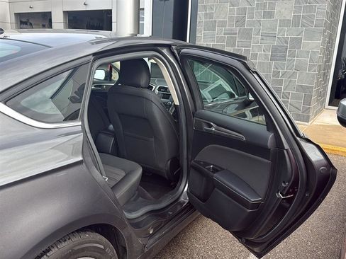 Used 2017 Ford Fusion SE FWD image 19
