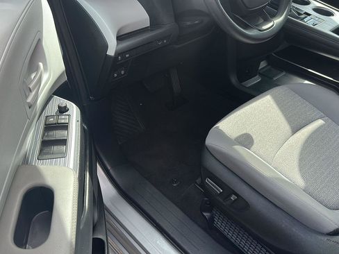 Used 2025 Toyota Sienna LE FWD image 8