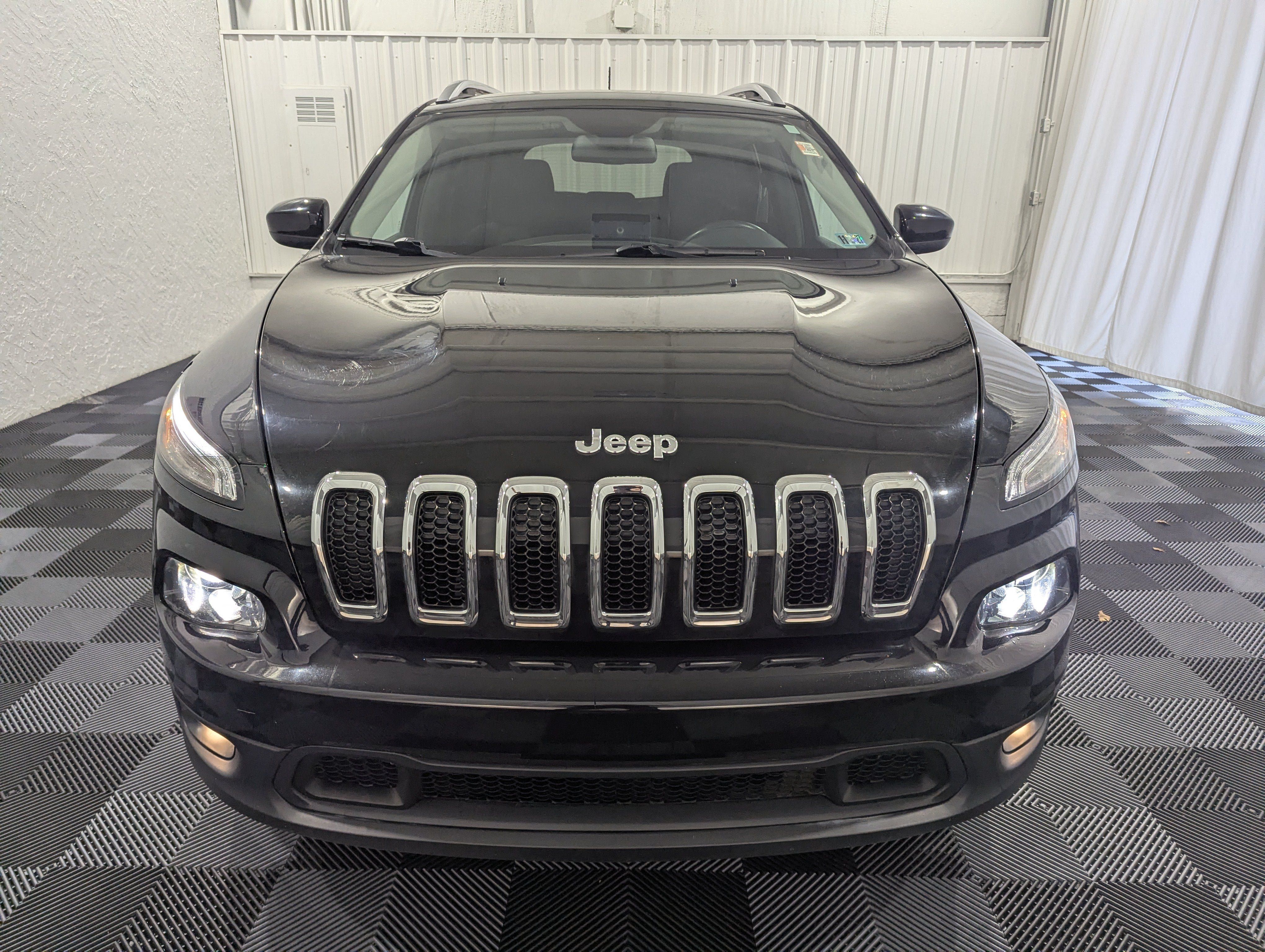 Used 2017 Jeep Cherokee Latitude w/ Cold Weather Group AWD/4WD image 4