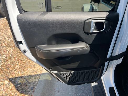 Used 2019 Jeep Wrangler Unlimited Sahara AWD/4WD image 18