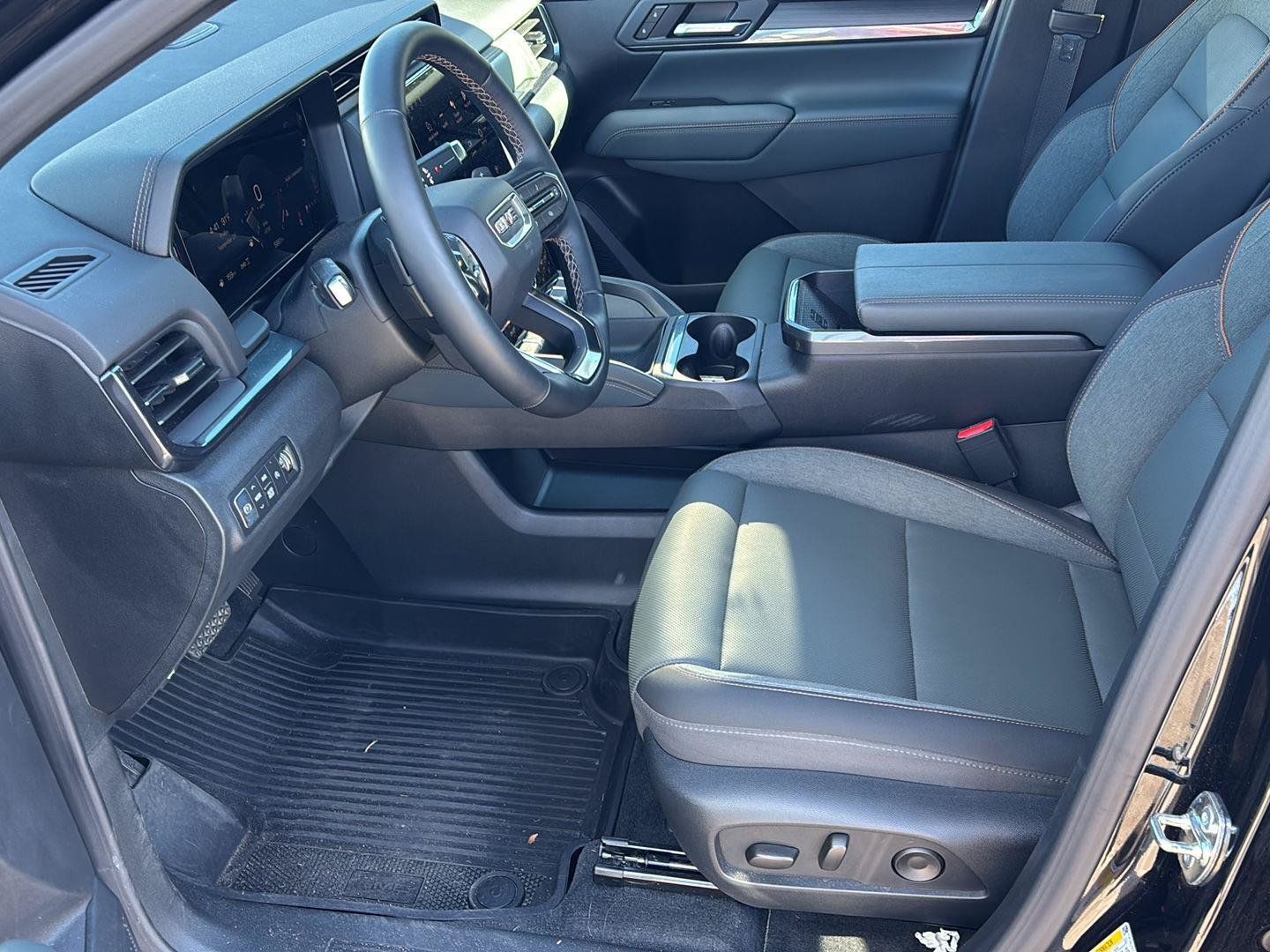 Used 2026 GMC Terrain AT4 w/ LPO, Black Badging Package AWD/4WD image 13