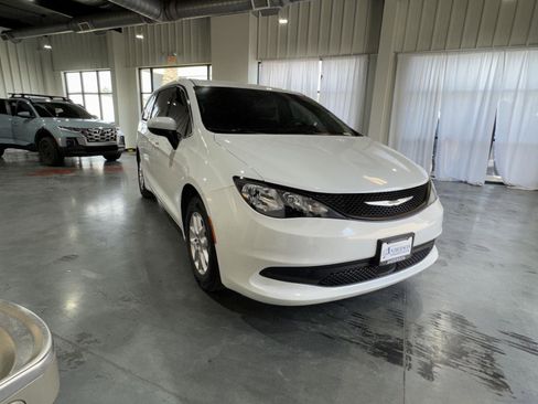Used 2022 Chrysler Voyager LX FWD image 6