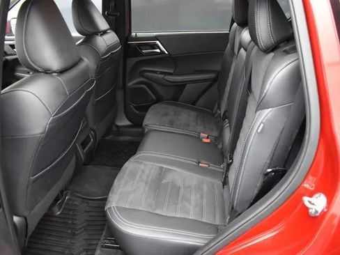 Used 2024 Mitsubishi Outlander FWD image 15