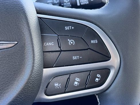 Used 2025 Chrysler Pacifica Select FWD image 14