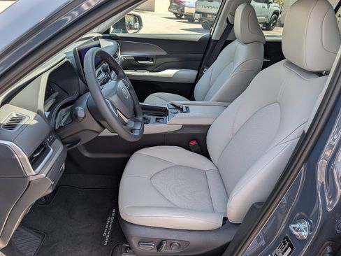 Used 2026 Toyota Grand Highlander AWD image 2