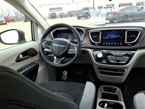 Used 2017 Chrysler Pacifica Touring image 10