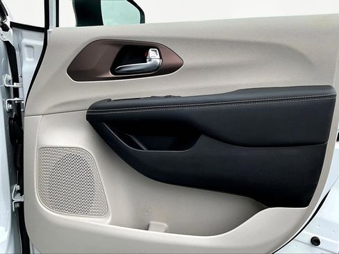 Used 2024 Chrysler Voyager LX image 30