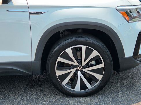 Certified 2022 Volkswagen Taos SE w/ Panoramic Sunroof Package AWD/4WD image 17
