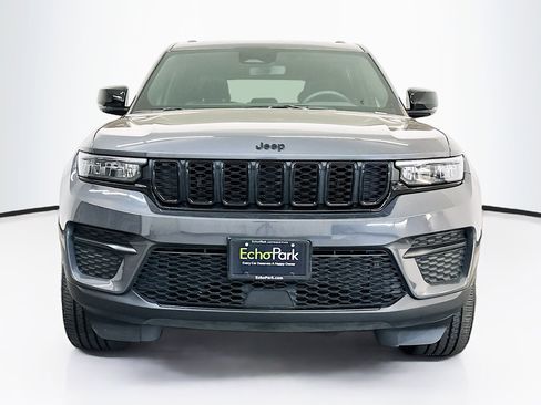 Used 2023 Jeep Grand Cherokee Altitude image 2