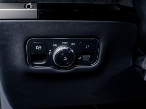 Used 2025 Aston Martin V8 Vantage Coupe image 24