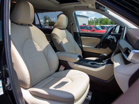 Used 2022 Toyota Highlander XLE AWD/4WD image 22