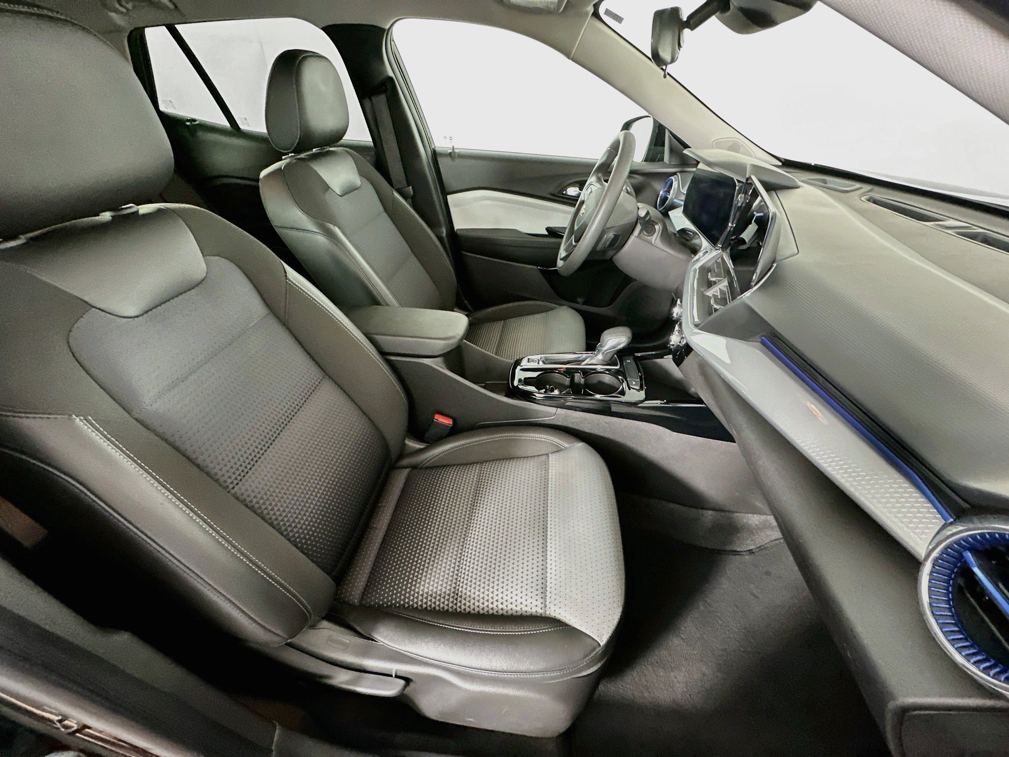 Used 2025 Chevrolet Trax LT FWD image 28