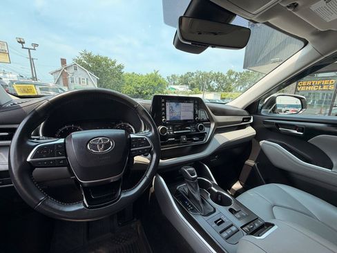 Used 2021 Toyota Highlander XLE AWD/4WD image 17