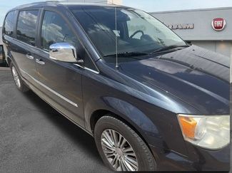Used 2014 Chrysler Town & Country Touring-L w/ Driver Convenience Group FWD video 2