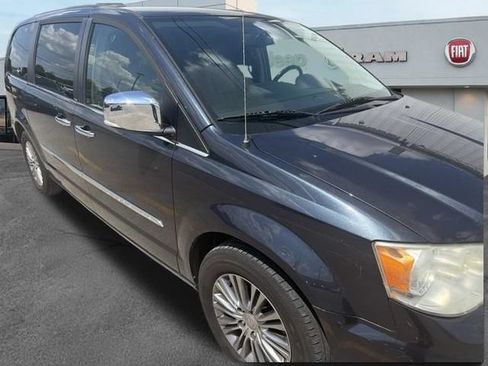 Used 2014 Chrysler Town & Country Touring-L w/ Driver Convenience Group FWD image 2