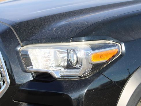 Used 2019 Toyota Tacoma TRD Off-Road image 11