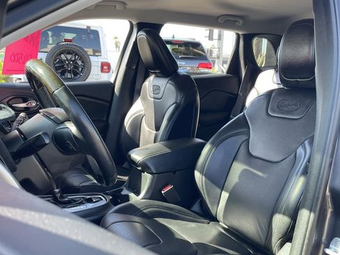 Certified 2019 Jeep Cherokee Overland image 17