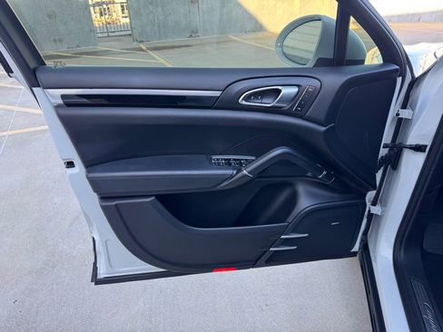 Used 2015 Porsche Cayenne S image 10