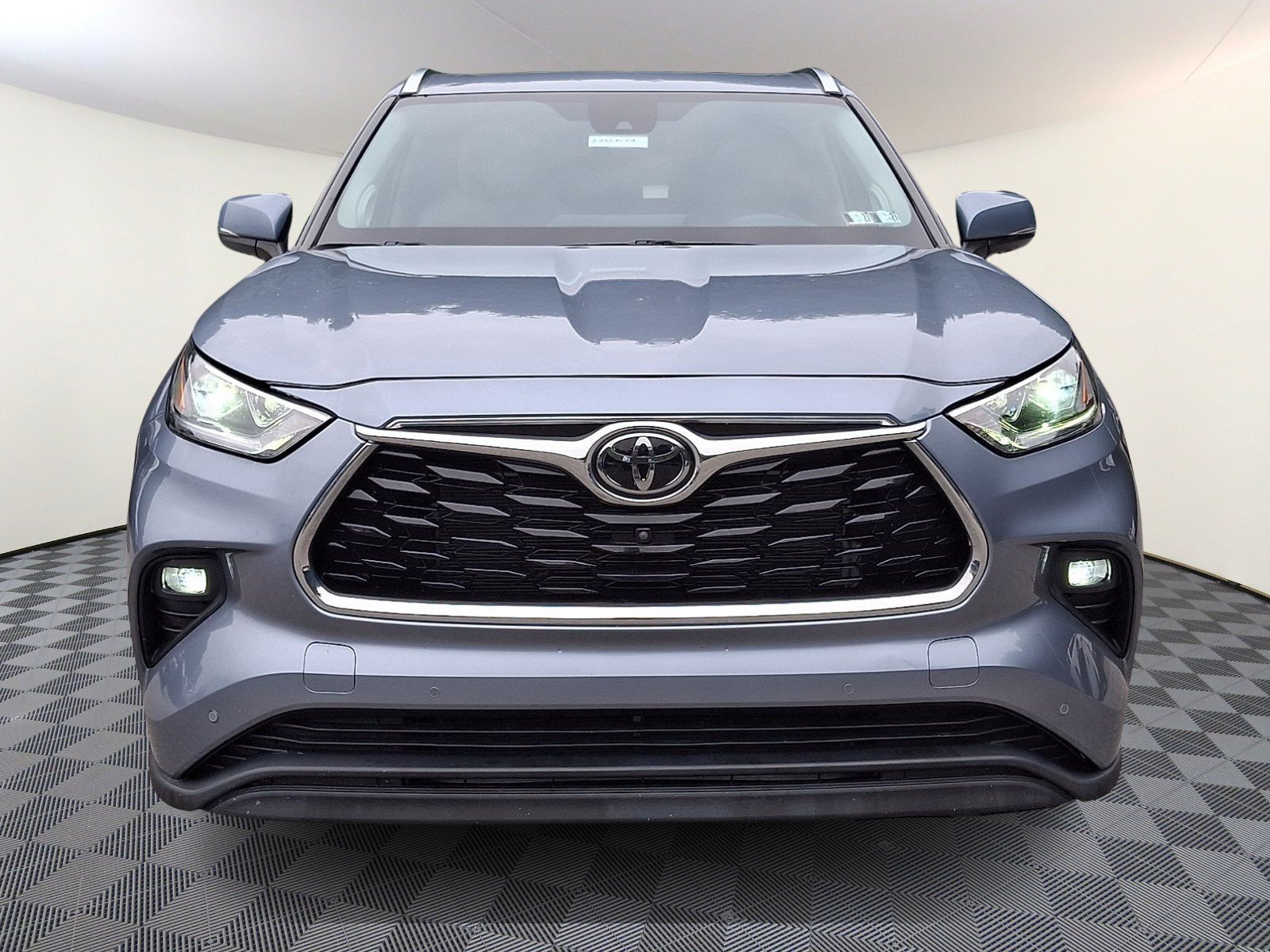 Used 2023 Toyota Highlander Limited AWD/4WD image 2
