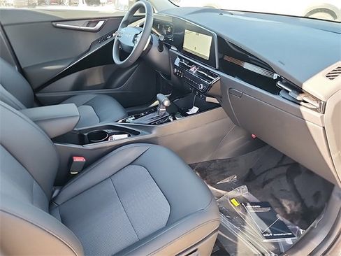 New 2025 Kia Niro EX image 17