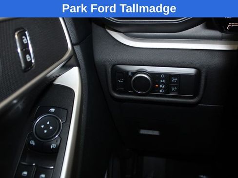 Used 2023 Ford Explorer XLT AWD/4WD image 18