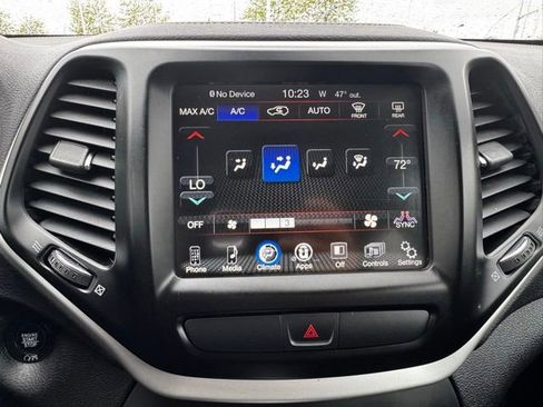 Used 2018 Jeep Cherokee Latitude Plus w/ Comfort/Convenience Group AWD/4WD image 29