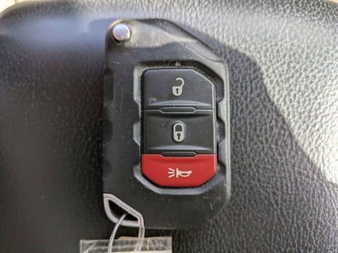 Used 2018 Jeep Wrangler Unlimited Sahara AWD/4WD image 31