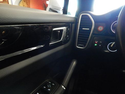 Used 2024 Porsche Cayenne image 10