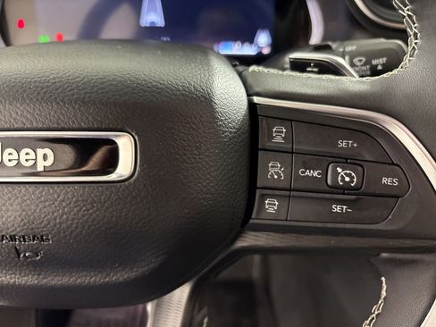 Used 2025 Jeep Grand Cherokee Altitude AWD/4WD image 31
