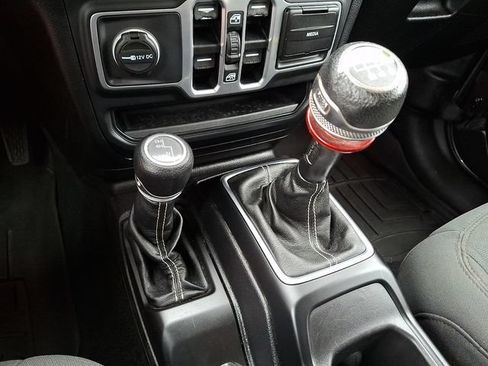 Used 2018 Jeep Wrangler Unlimited Sahara AWD/4WD image 14