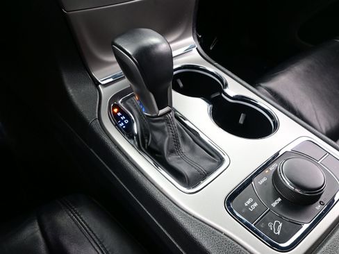 Used 2018 Jeep Grand Cherokee Limited image 22