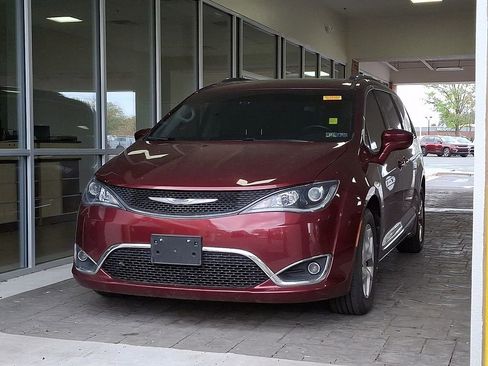 Used 2019 Chrysler Pacifica Touring-L Plus w/ Tire & Wheel Group image 1