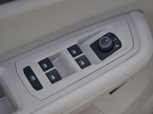 Certified 2025 Volkswagen Atlas SEL image 19