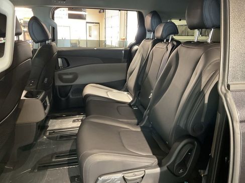 New 2026 Kia Carnival EX FWD image 19