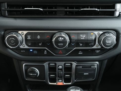 Used 2025 Jeep Wrangler Unlimited Sahara AWD/4WD image 14