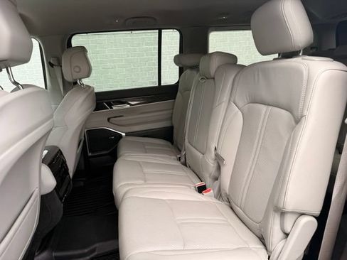 Used 2022 Jeep Wagoneer Series II AWD/4WD image 37