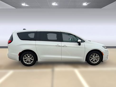 Used 2023 Chrysler Pacifica Touring-L image 8