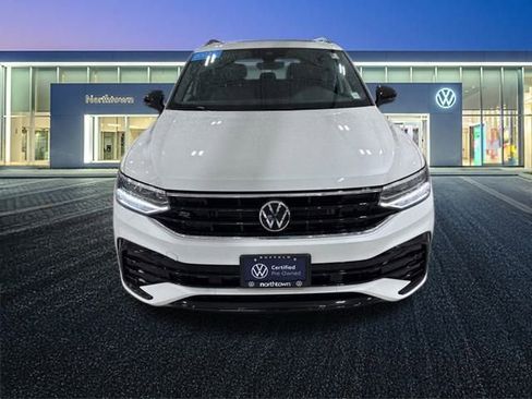 Certified 2023 Volkswagen Tiguan SE R-Line image 9