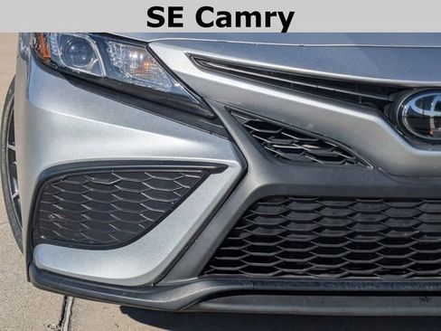 Used 2023 Toyota Camry SE image 3