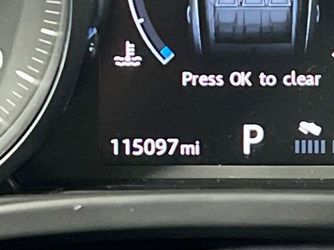 Used 2017 Jaguar F-PACE Premium image 38