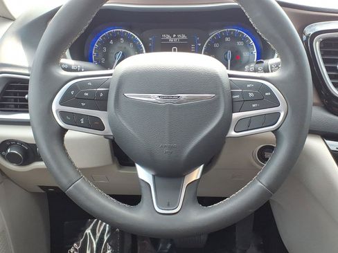 Used 2023 Chrysler Voyager LX FWD image 14