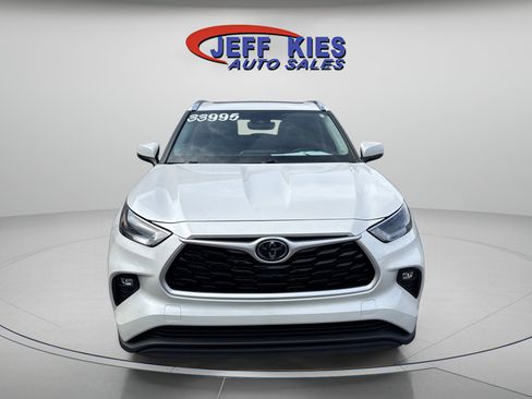 Used 2021 Toyota Highlander XLE image 3