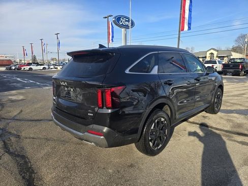 Used 2025 Kia Sorento S image 3