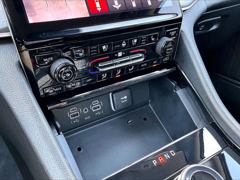 Used 2023 Jeep Grand Cherokee Limited w/ Luxury Tech Group II AWD/4WD image 32