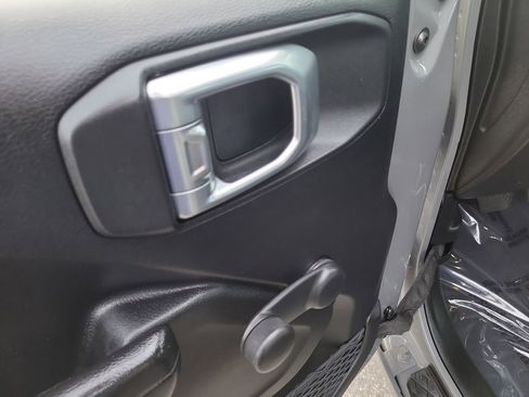 Used 2020 Jeep Gladiator Sport image 13