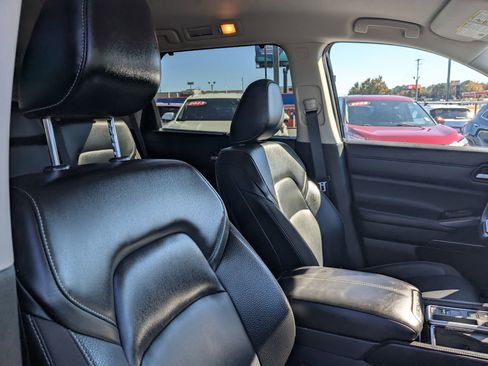 Used 2025 Nissan Pathfinder SL image 29